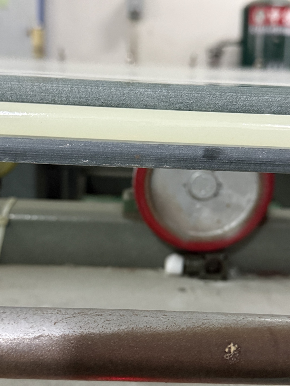 Close-up of two glass mold plates and the sealing gasket between them